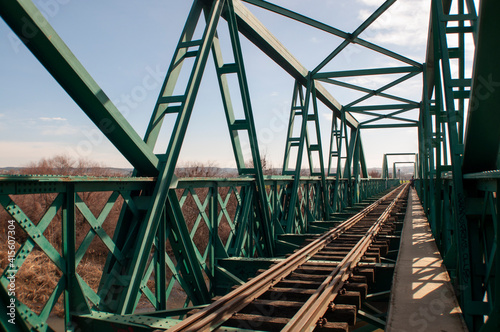 Estructura del puente verde en el parque regional del sureste en la laguna del campillo