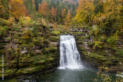 Couleurs d'automne au saut du Doubs, une chute de 27 mètres de hauteur sur le Doubs, à Villers-le-lac, en Franche-Comté, à la frontière entre la France et la Suisse