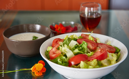 Menu de ensalda con lechuga y tomate