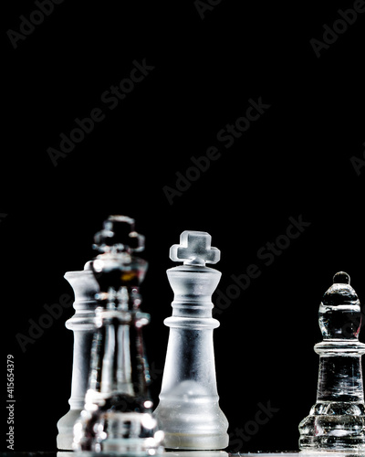 Szklane figury szachowe.