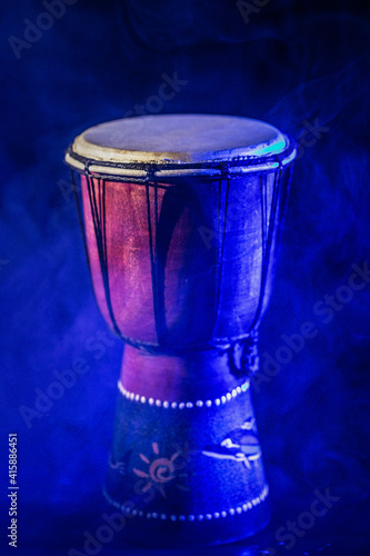 bęben, izolowany, muzyka, perkusja, instrument, glases, filizanka, djembe, dopełnienie, bongo, biała, drink, musical, tradycyjny, srebrny, kubek, skóra, drewna, stary, antyczny, rytm, kultura, etniczn