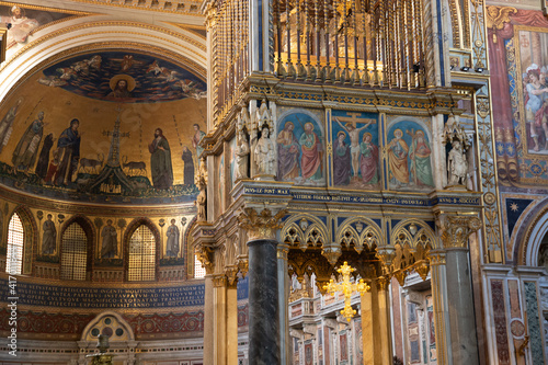 interni della basilica di San Giovanni Laterano, Roma