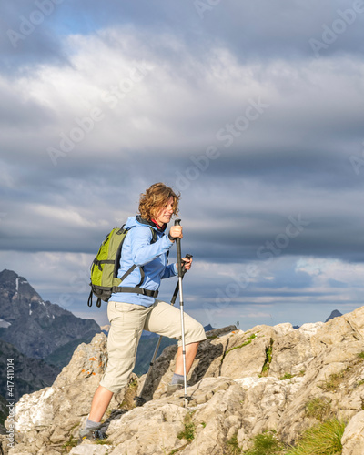 Junge Frau auf dem Weg zu einem Berggipfel