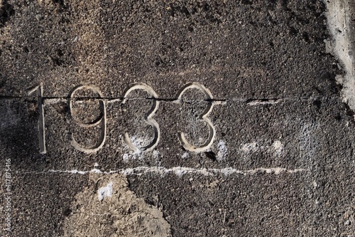 Alte Mauer in der die Jahreszahl 1933 eingraviert ist