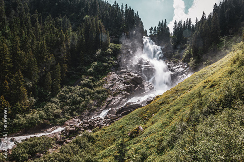 Panoramablick auf die Krimmler Wasserfälle die höchsten Wasserfälle Österreichs.