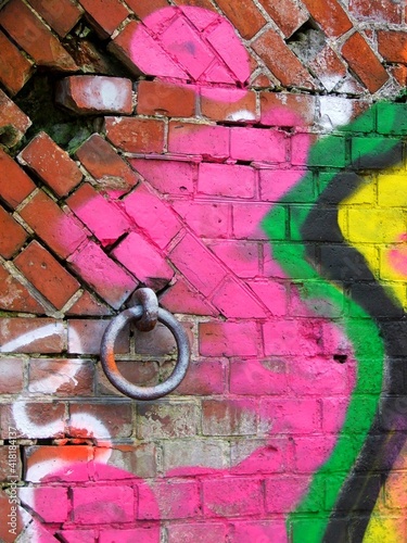 Graffiti na starym murze z okuciem.