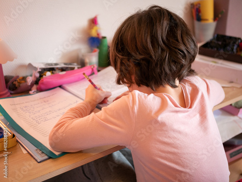 enfant qui fait ses devoirs à la maison