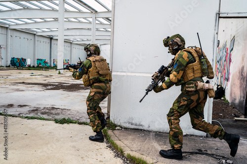 Pareja militar noruega en lugar abandonado