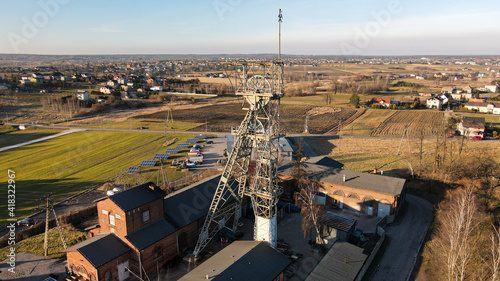Górny Śląsk w Polsce, nieczynna kopalnia węgla kamiennego zimą z lotu ptaka. Wieża szybowa i budynki starej kopalni.