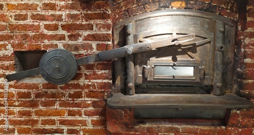 Horno de hierro antiguo de panadería en un a pared de ladrillos 