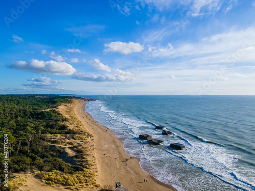 plage de la grande cote avec ses blockhaus a marée haute