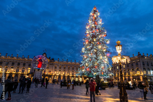 Le sapin de Noël et la boule de la place Stanislas, classée au patrimoine mondial de l'Unesco, de Nancy (Meurthe-et-Moselle, Lorraine)