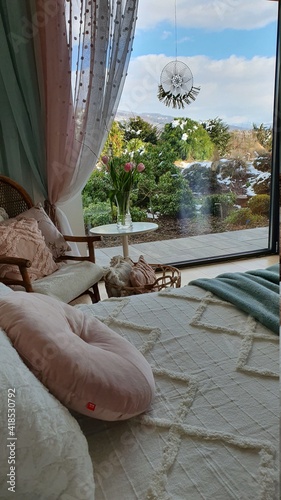 Wystrój sypialni z dużym oknem i widokiem na ogród
