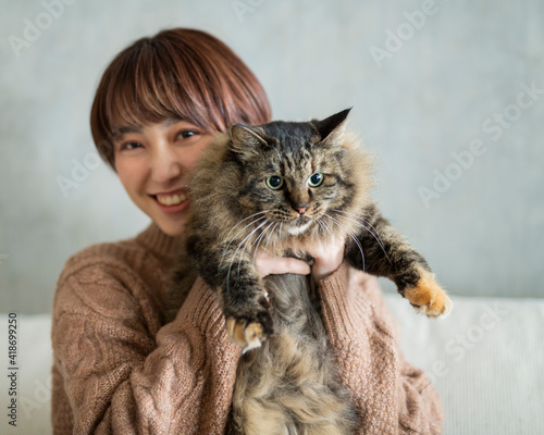 猫を抱く女性