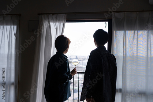 窓の外を眺める日本人ミドル夫婦