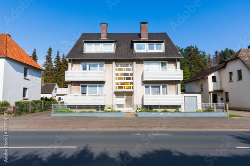 Älteres Mehrfamilienhaus an einer Hauptstraße