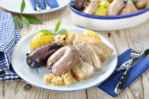 Bayerische Schlachtplatte mit Blut- und Leberwurst, Wammerl, Sauerkraut und Kartoffeln – Bavarian meat and sausage platter with black pudding and liverwurst, belly of pork, potatoes and sauerkraut