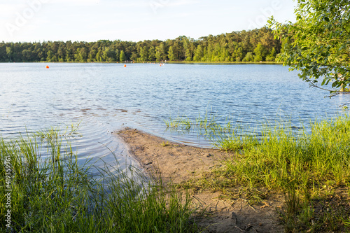 Idyllischer Badesee mit Sandstrand in Niedersachsen