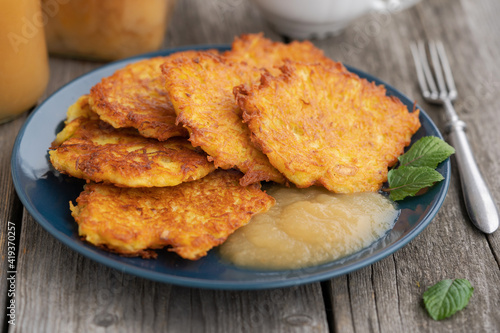 Kartoffelpuffer mit Apfelmus