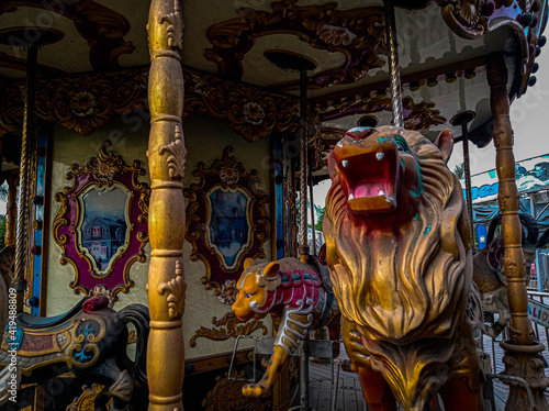 Carrusel en un parque, colorido y con animales. 