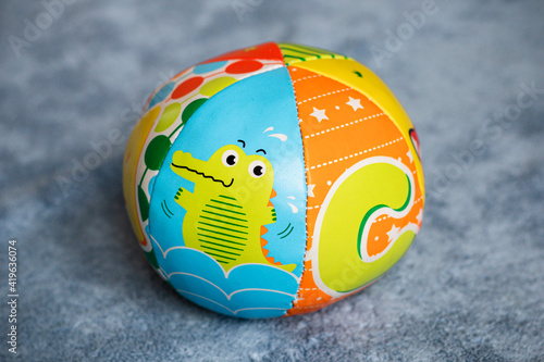 Zabawka kolorowa miękka piłka z literkami i zwierzętami.
