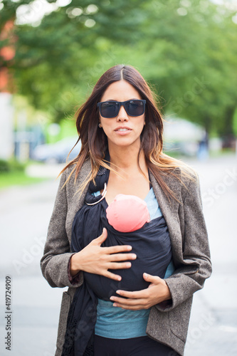 Mamá cargando su bebé en un rebozo, fular