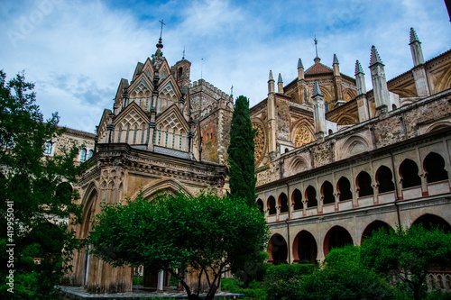 Templete y claustro del monasterio de Guadalupe, España, con su increíble arquitectura hispano-mudejar de clara influencia islámica