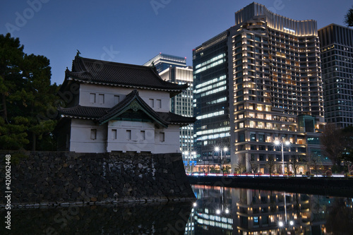 夜の桜田巽櫓とパレスホテル