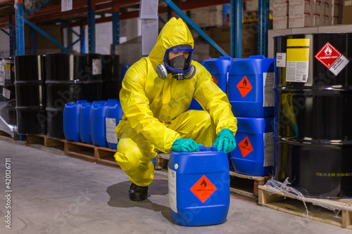 worker with mask