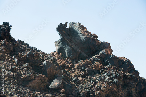 Fabulosos cataclismos dieron paso a una intensa y prolongada actividad volcánica que modeló el paisaje en una sucesión de cordones montañosos, intercalados por planicies más o menos extensas.