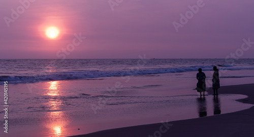 Niebiesko fioletowy mroczny zachód słońca, krajobraz wybrzeża z oceanem.