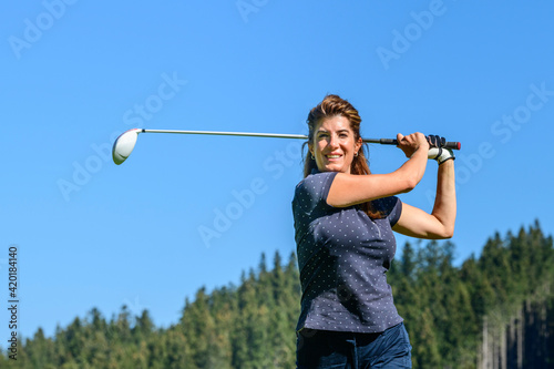 Sportliche Frau hat Spaß am Golfspiel
