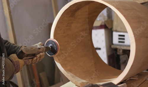 processing a burnt tree trunk with an abrasive nozzle, sanding the surface of a solid wood with an abrasive nozzle on a drill, preparing material for the production of solid wood furniture