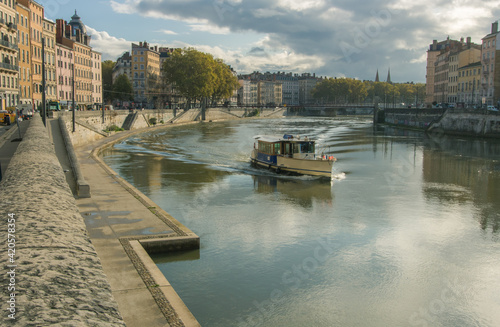 Le vaporetto de Lyon est une façon de découvrir Lyon du nord au sud par le fleuve qui l’a faite au début de son histoire, la Saône. C'est a un moyen de déplacement pour les Lyonnais.