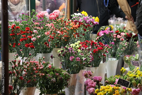 Piękne kwiaty w kwiaciarni na wrocławskim rynku. Dzień kobiet. 