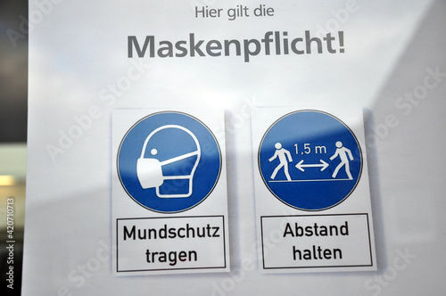 Maskenpflicht, Hinweisschild zum tragen einer Maske.