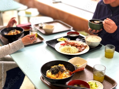 食堂で食事する男女の風景