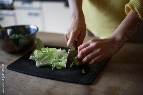 料理する女性の手元