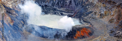 Lac d'acide dans le cratère du volcan Poás au Costa Rica