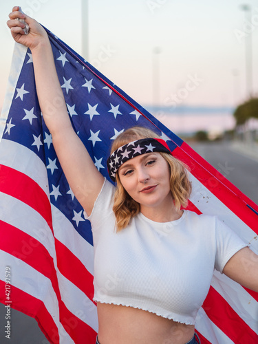 Mujer rubia celebrando el Día de la Independencia de los Estados Unidos