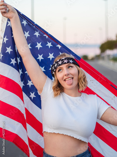 Mujer rubia celebrando el Día de la Independencia de los Estados Unidos