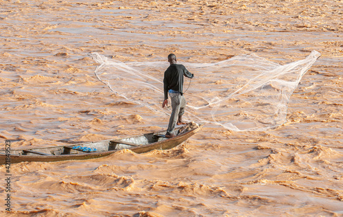 Pêche à l'épervier sur le fleuve Niger