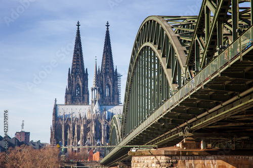 Blick auf den Kölner Dom mit Deutzer Brücke