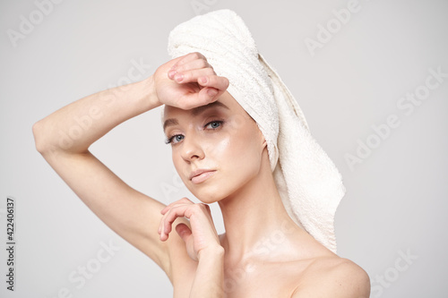 Młoda kobieta w ręczniku 