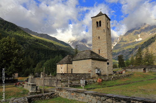 Chiesa Vecchia a Macugnaga con panorama sulla parete est del Monte Rosa, Italia.