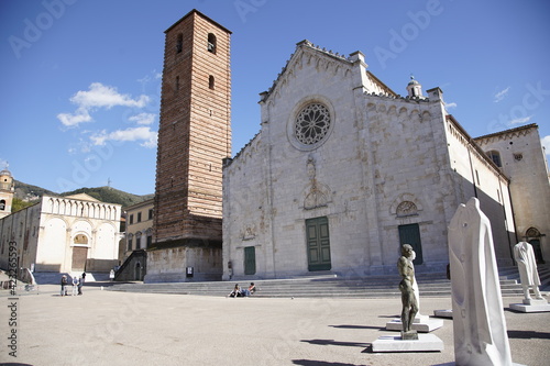 Pietrasanta, Toscana: la piazza del Duomo con il campanile