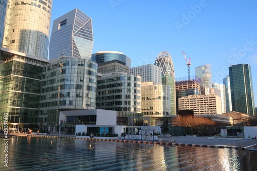 Paysage urbain à La Défense, célèbre quartier d'affaires près de Paris, avec vue sur de nombreux immeubles d’architecture moderne, tours et gratte-ciels, dans la ville de Courbevoie (France)