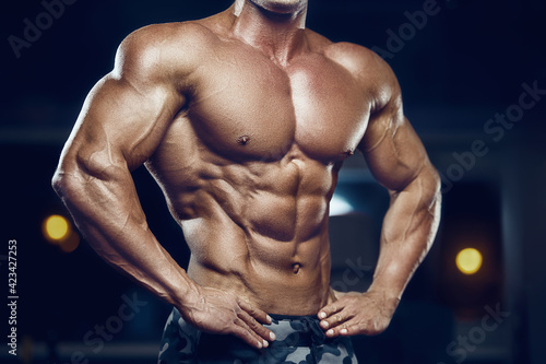 fit man training abs muscles at gym.