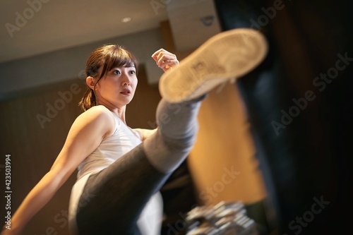 キックボクシングトレーニングをするアジア人女性