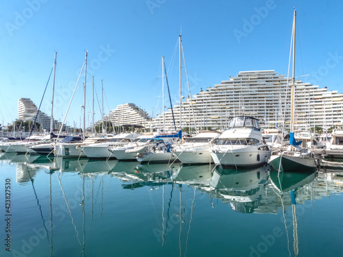 Port de marina baie des anges à Villeneuve Loubet sur la Côte d'Azur avec des voiliers et les bâtiments aux formes contemporaines 